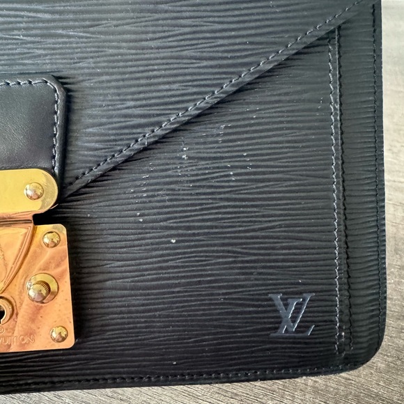 LV Epi wristlet 🖤 - Picture 3 of 6